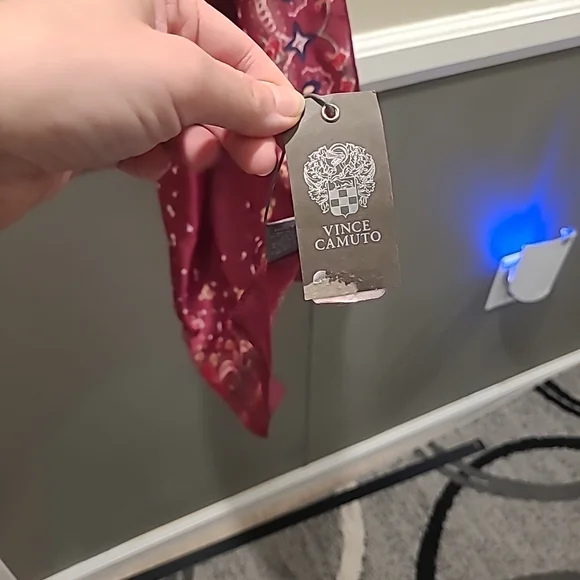 Vince Camuto Womens Burgundy Floral Patterened Scarf NWT 70" - Picture 3 of 7